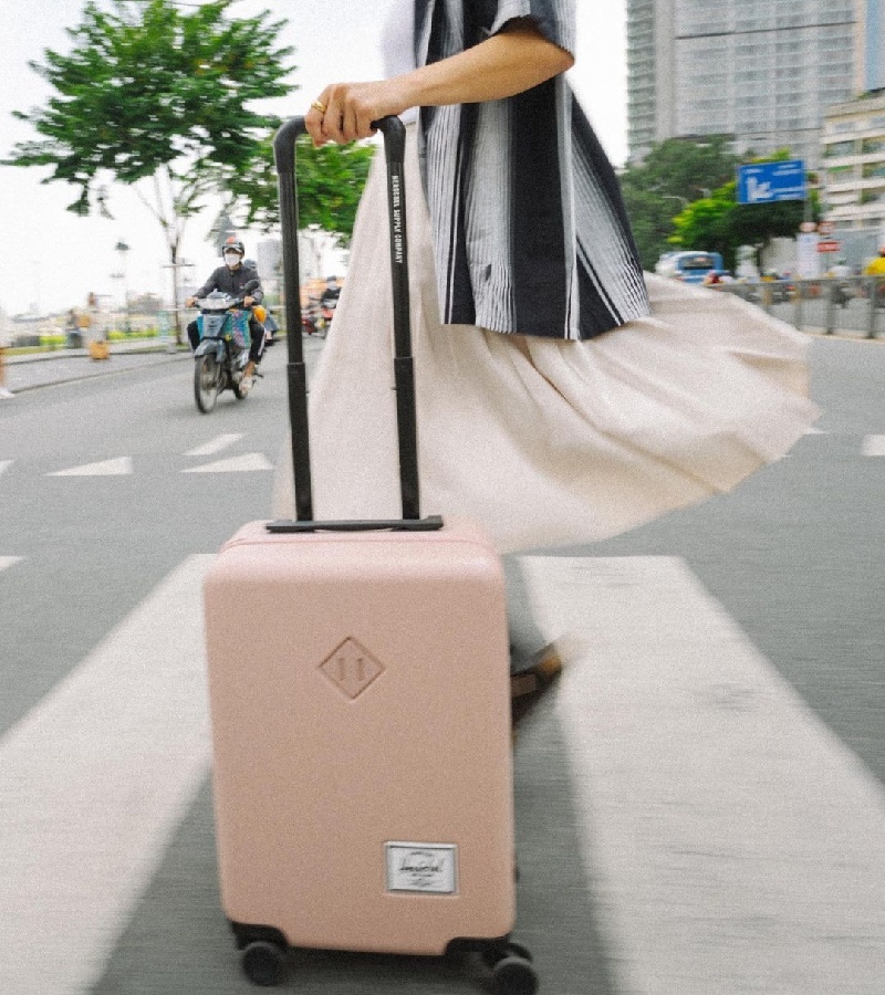 con gái đi du lịch nên mang gì - Hình 1