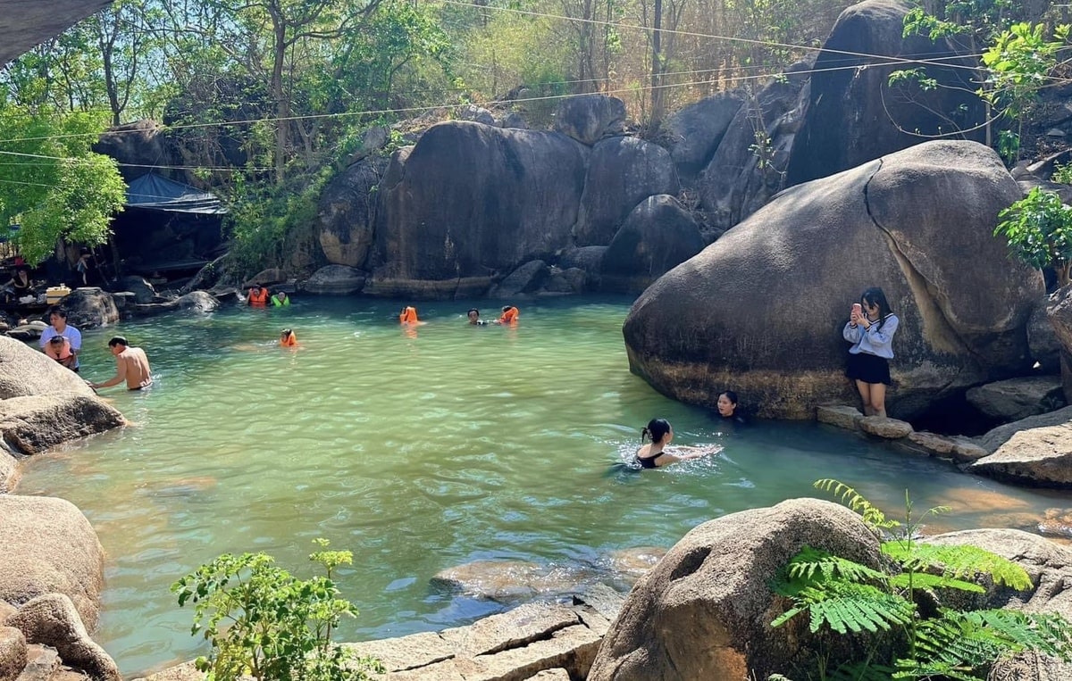 khu du lịch suối đá - Hình 2