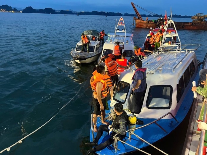 lật tàu du lịch - Hình 5
