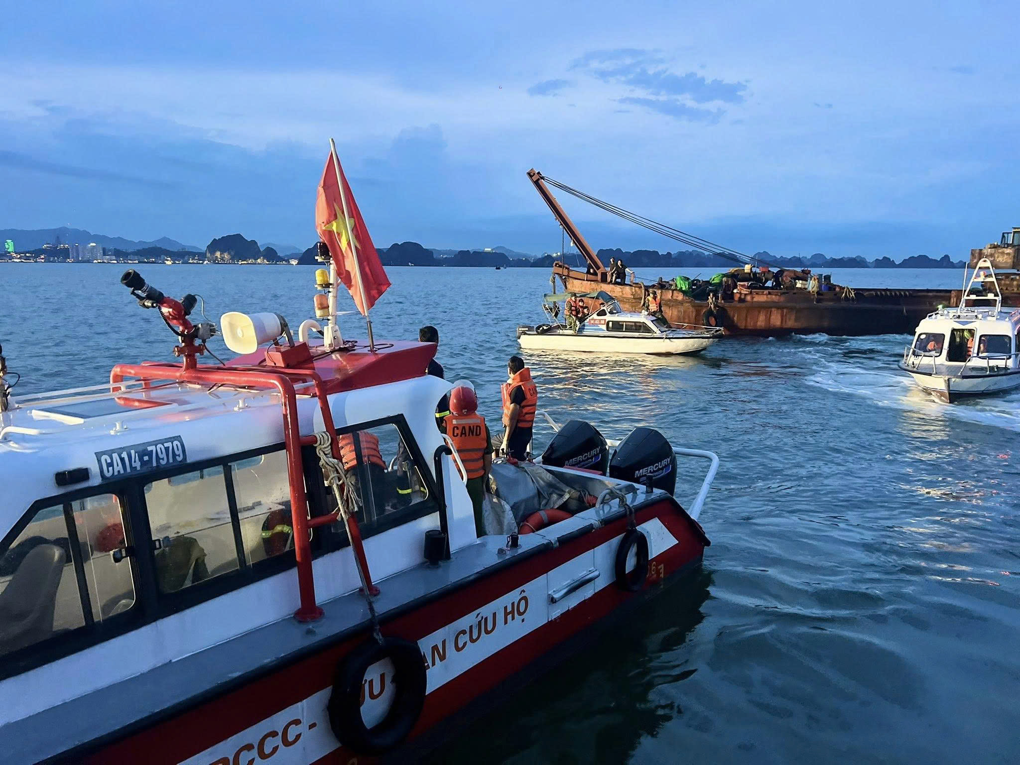 lật tàu du lịch ở quảng ninh - Hình 3