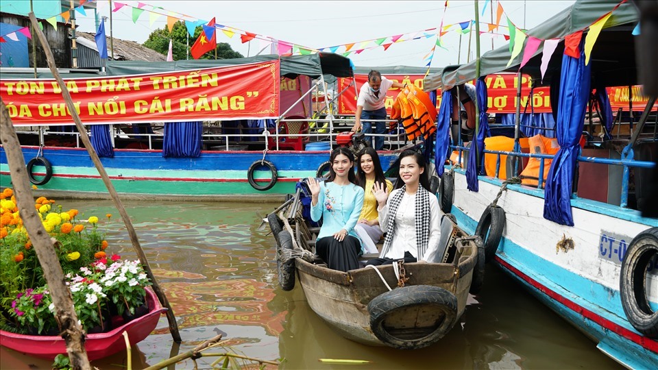 một đoàn khách du lịch đi tham quan chợ nổi - Hình 3