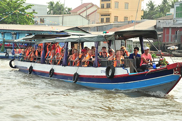một đoàn khách du lịch đi tham quan chợ nổi - Hình 5