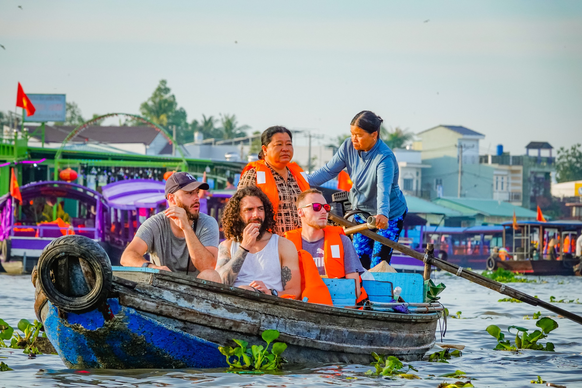 một đoàn khách du lịch đi tham quan chợ nổi - Hình 1