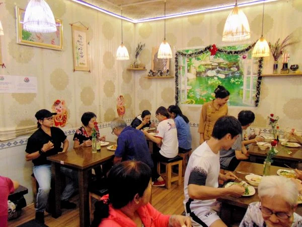 quán buffet chay tùy tâm giữa lòng sài gòn - Hình 1