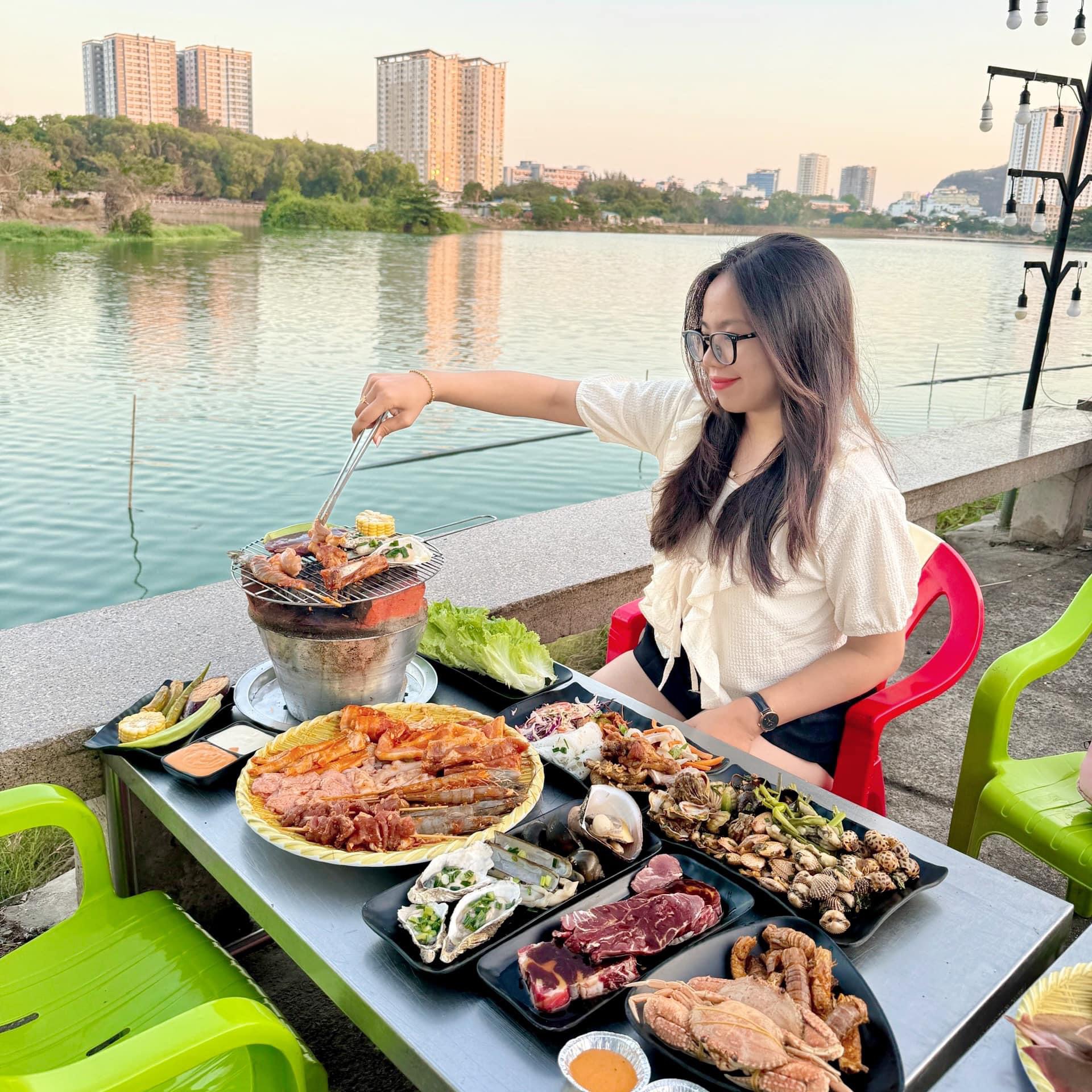 quán buffet gần bờ hồ - Hình 1