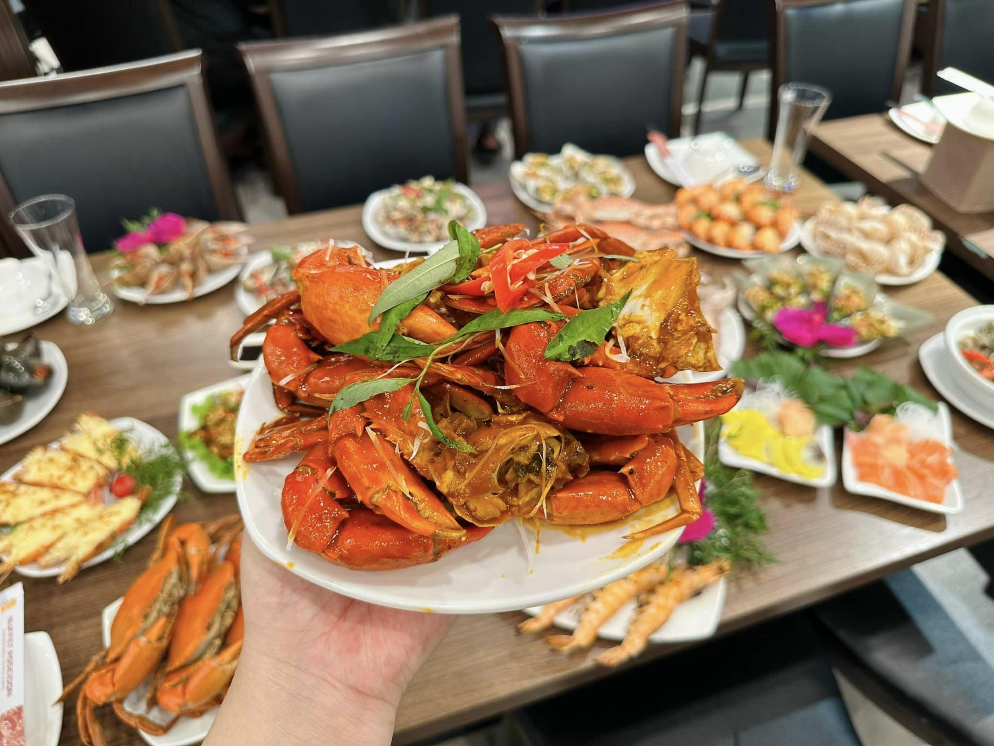 quán buffet hải sản giành đồ ăn - Hình 3