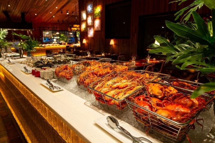 quán buffet hải sản giành đồ ăn - Hình 5