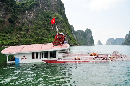 tàu du lịch bị chìm - Hình 2