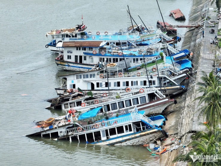 tàu du lịch bị chìm - Hình 4