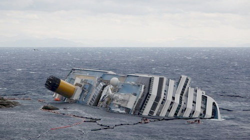 tàu du lịch bị chìm - Hình 1