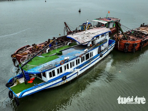 tàu du lịch hạ long bị lật - Hình 2