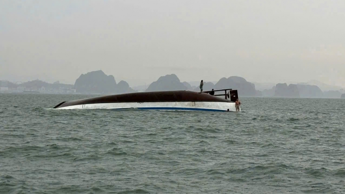 tàu du lịch hạ long bị lật - Hình 5