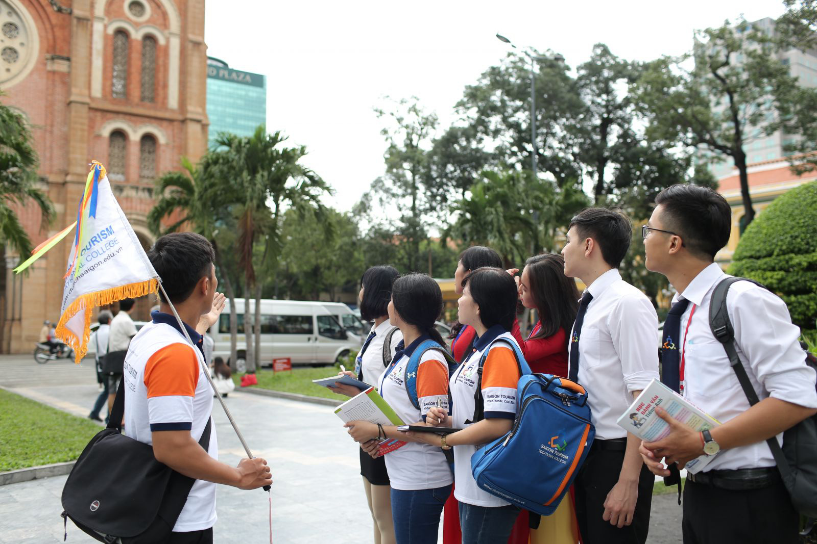 tuyển hướng dẫn viên du lịch không cần kinh nghiệm - Hình 1