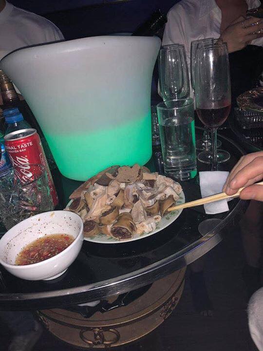 ăn lòng lợn trong quán bar - Hình 2