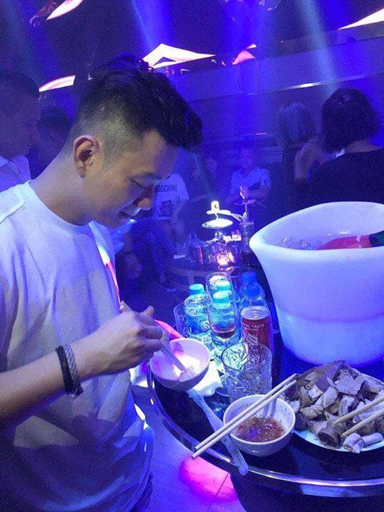 ăn lòng lợn trong quán bar - Hình 3