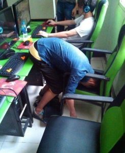 ăn ngủ ở quán internet