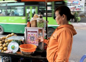 ăn quán hàng rong quẹt mã vạch thanh toán
