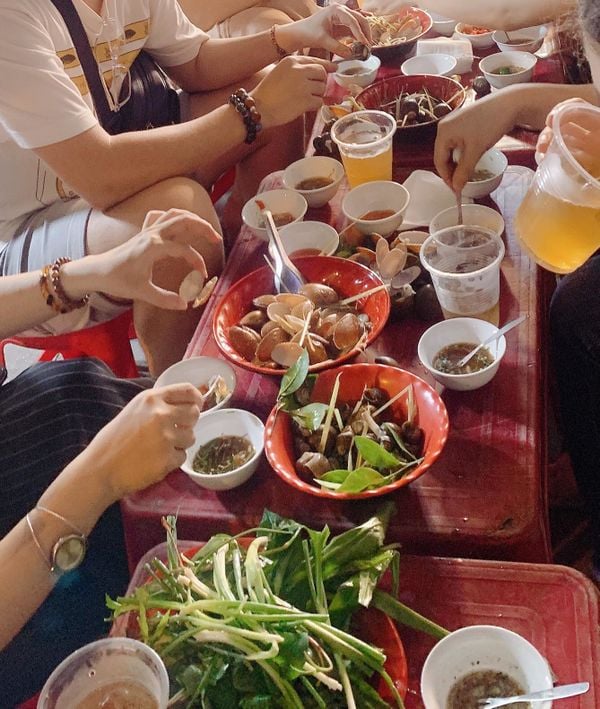 ăn quán vỉa hè của nhóm bạn nữ - Hình 2