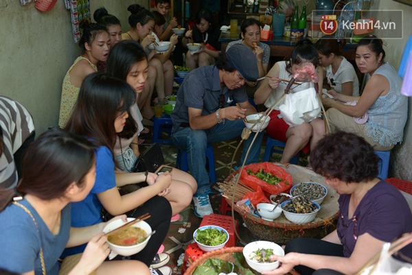 ăn quán vỉa hè của nhóm bạn nữ - Hình 5