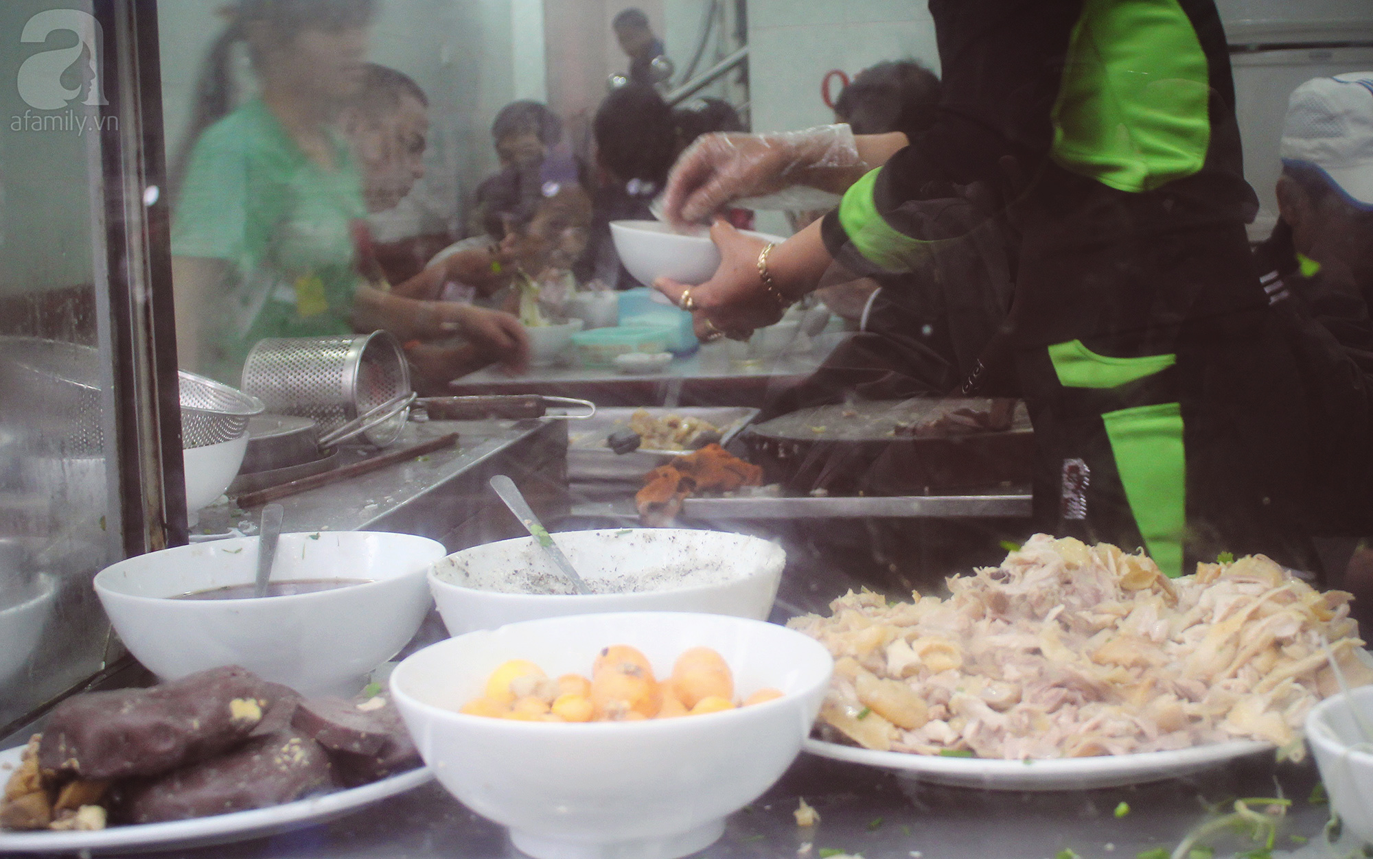 ăn trưa khu quán thánh - Hình 4