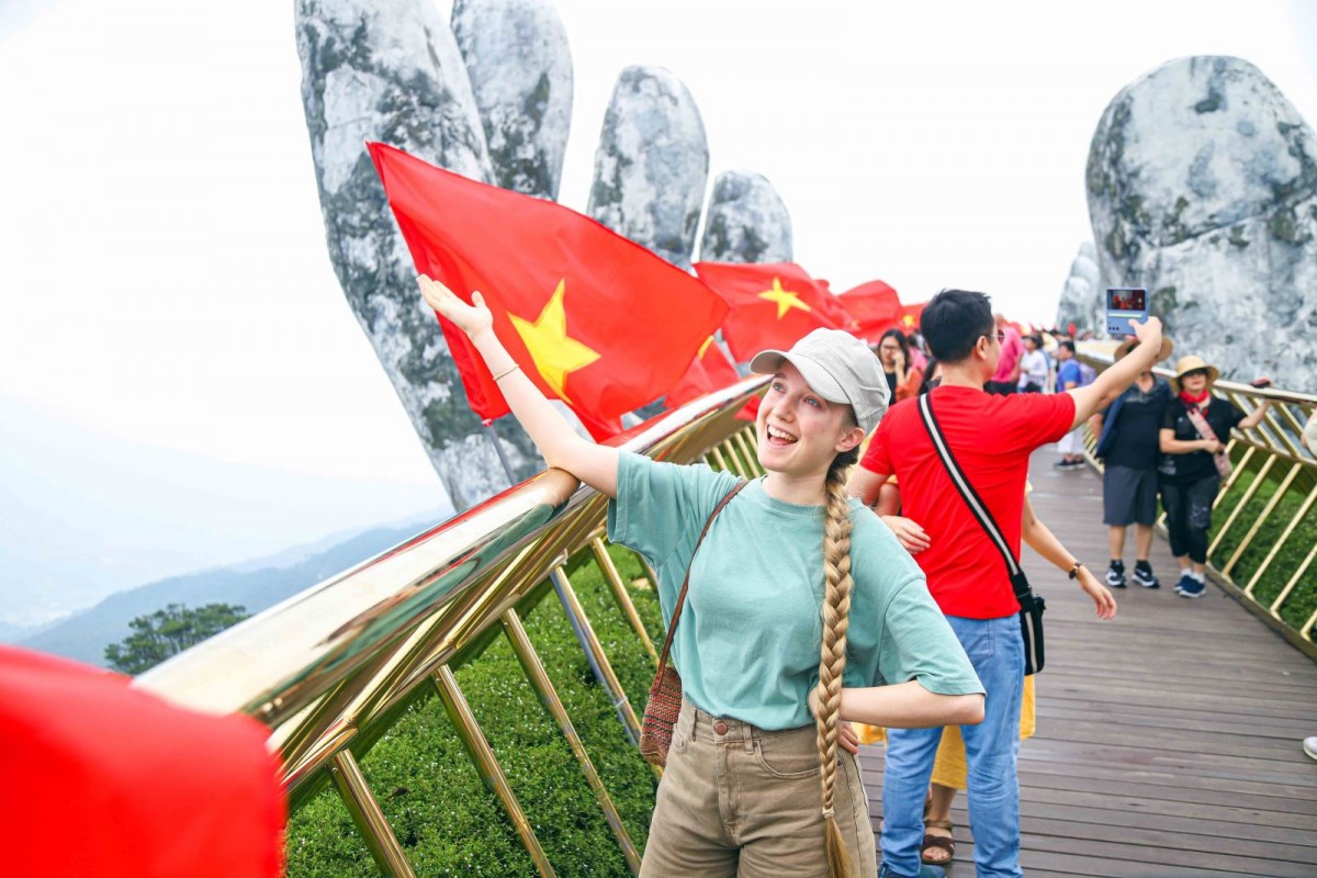 ảnh khách du lịch - Hình 1