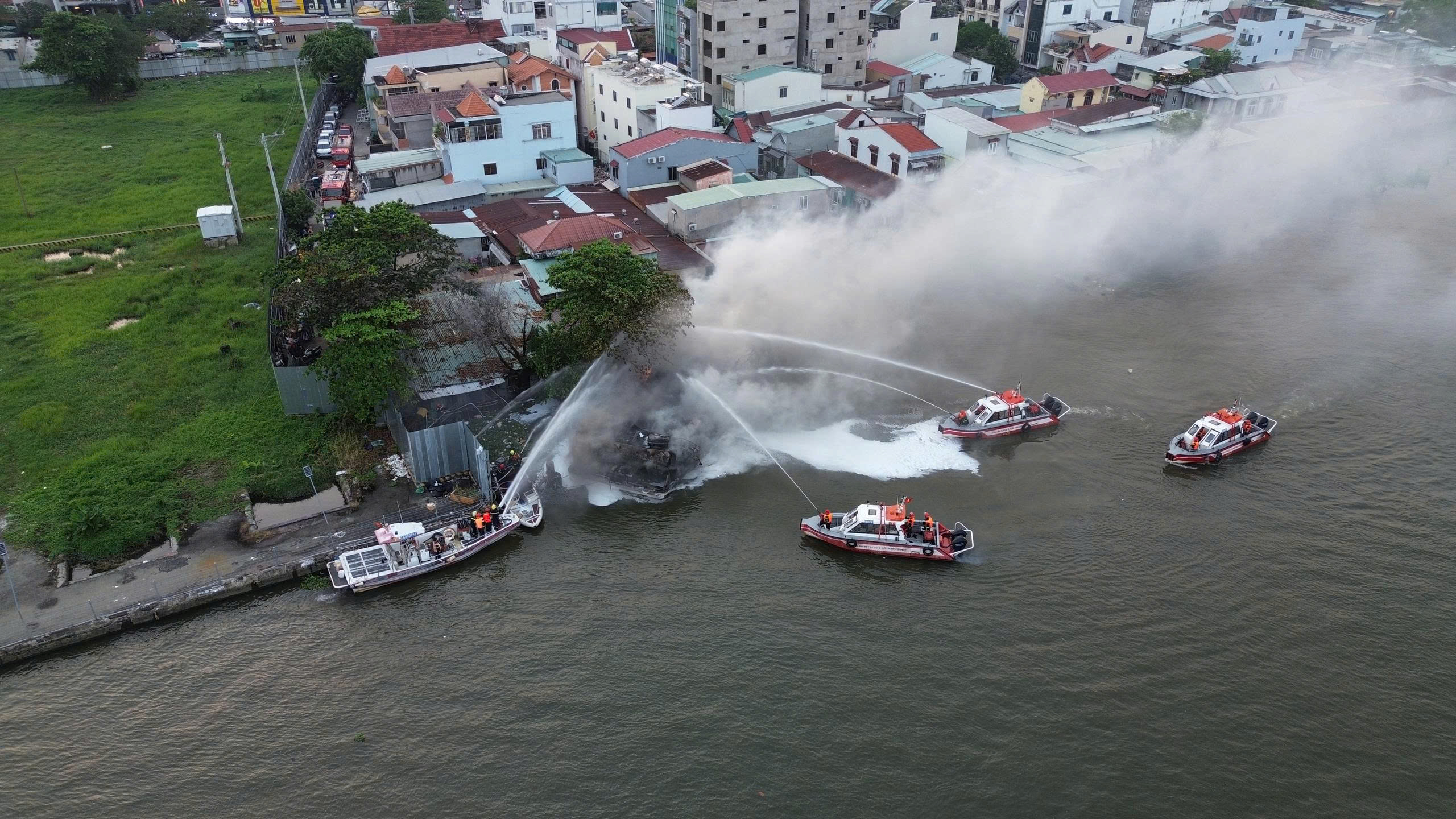 cháy tàu du lịch trên sông sài gòn - Hình 2
