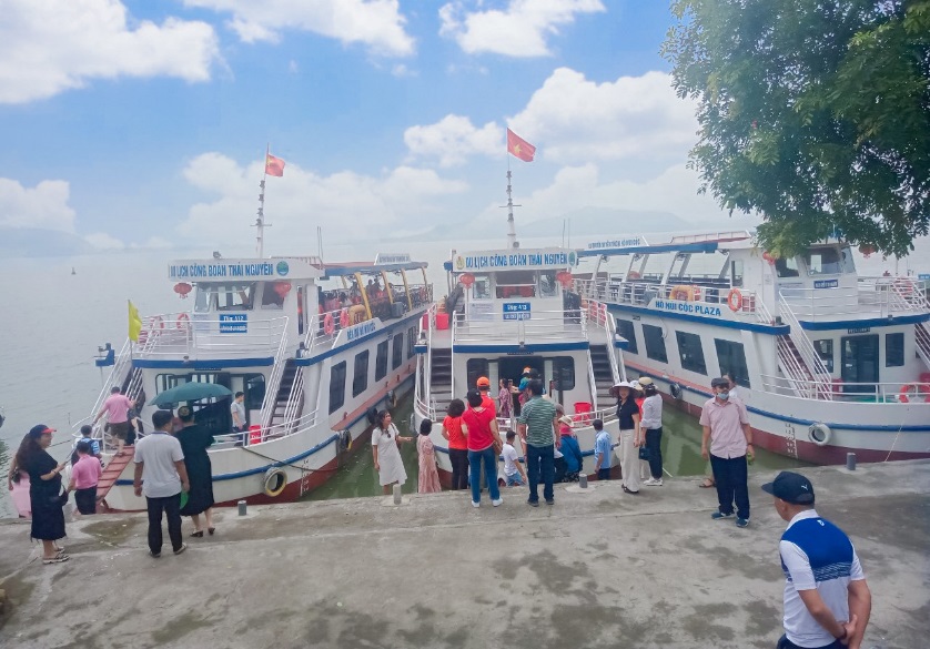 có 32 hành khách du lịch đi thuyền tham quan - Hình 3