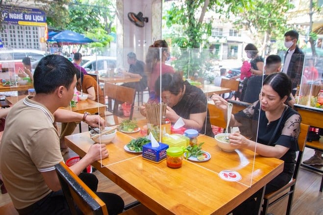 hà nội cho mở lại quán ăn - Hình 1