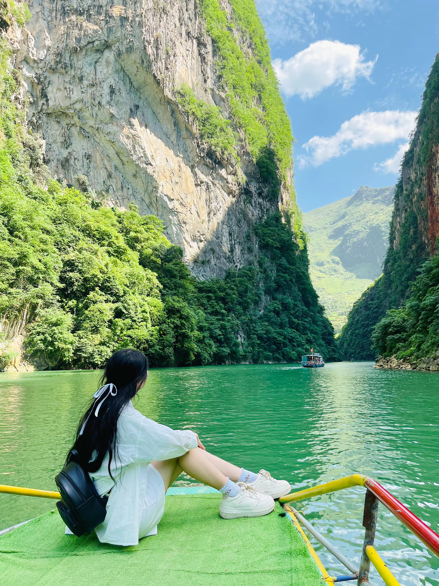 hình ảnh cô gái đi du lịch - Hình 1