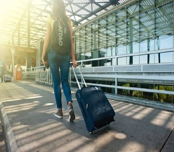 hình ảnh kéo vali đi du lịch - Hình 2