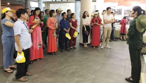 hướng dẫn viên du lịch tại điểm