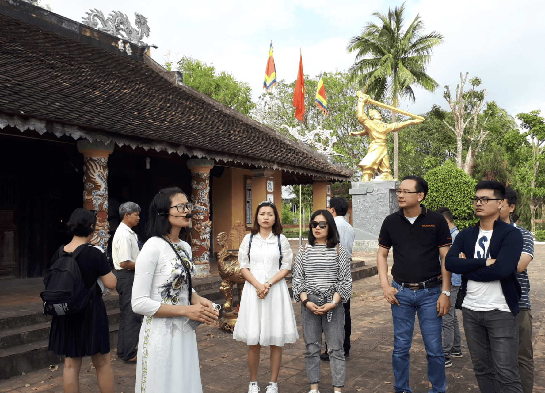 hướng dẫn viên du lịch việt nam - Hình 1