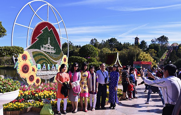 khách du lịch đà lạt - Hình 3