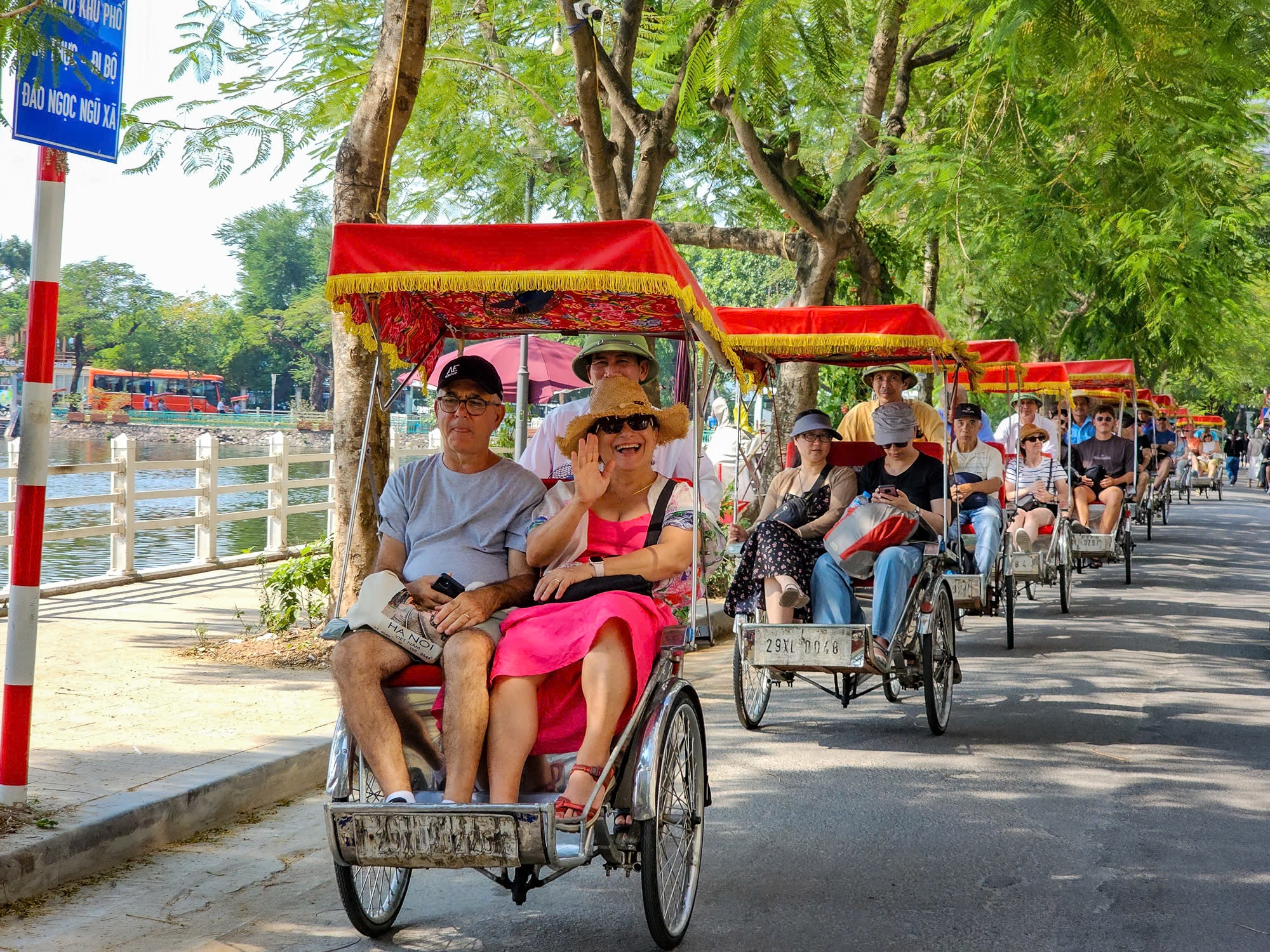khách du lịch hà nội - Hình 2
