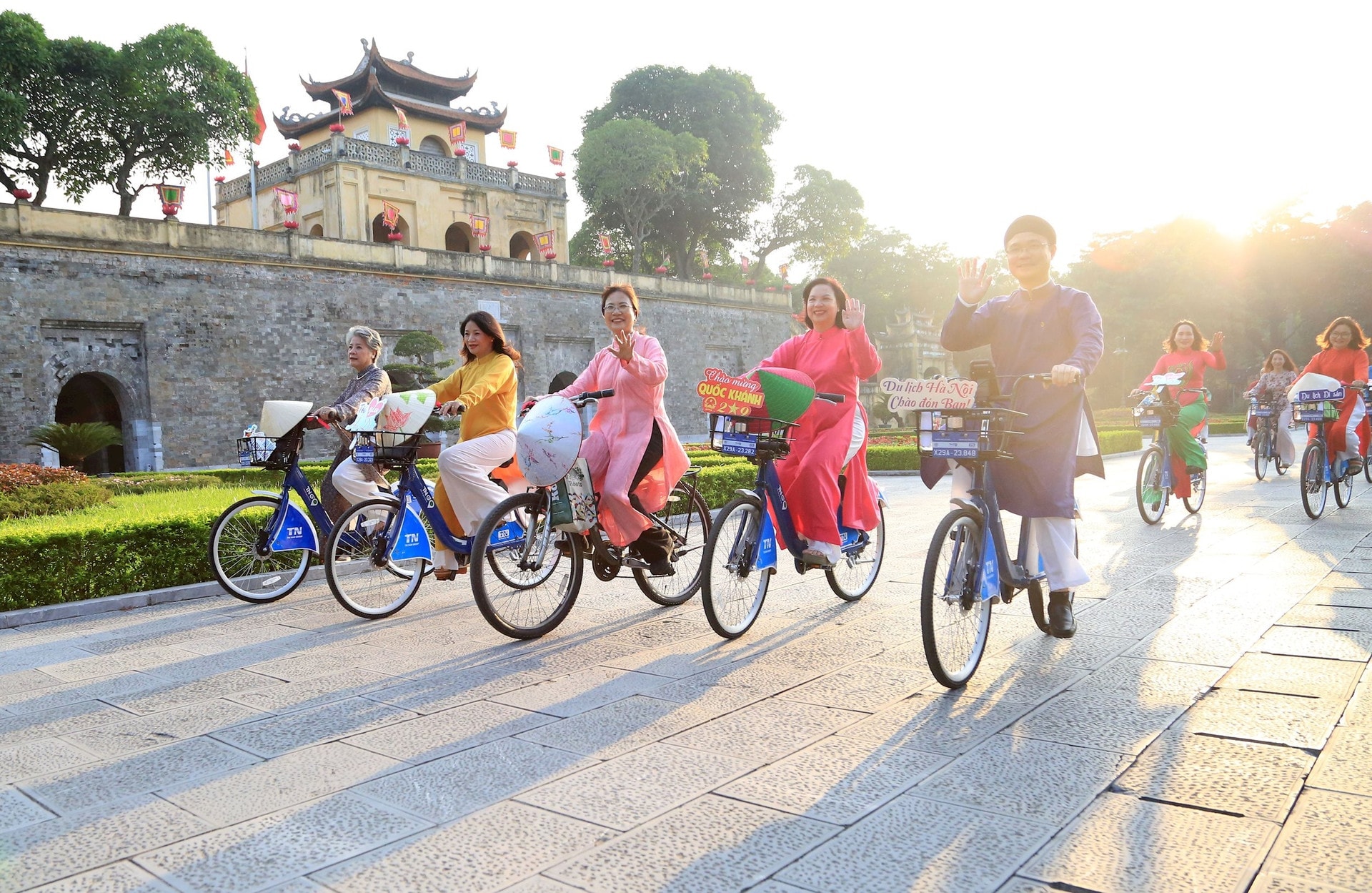 khách du lịch hà nội - Hình 4