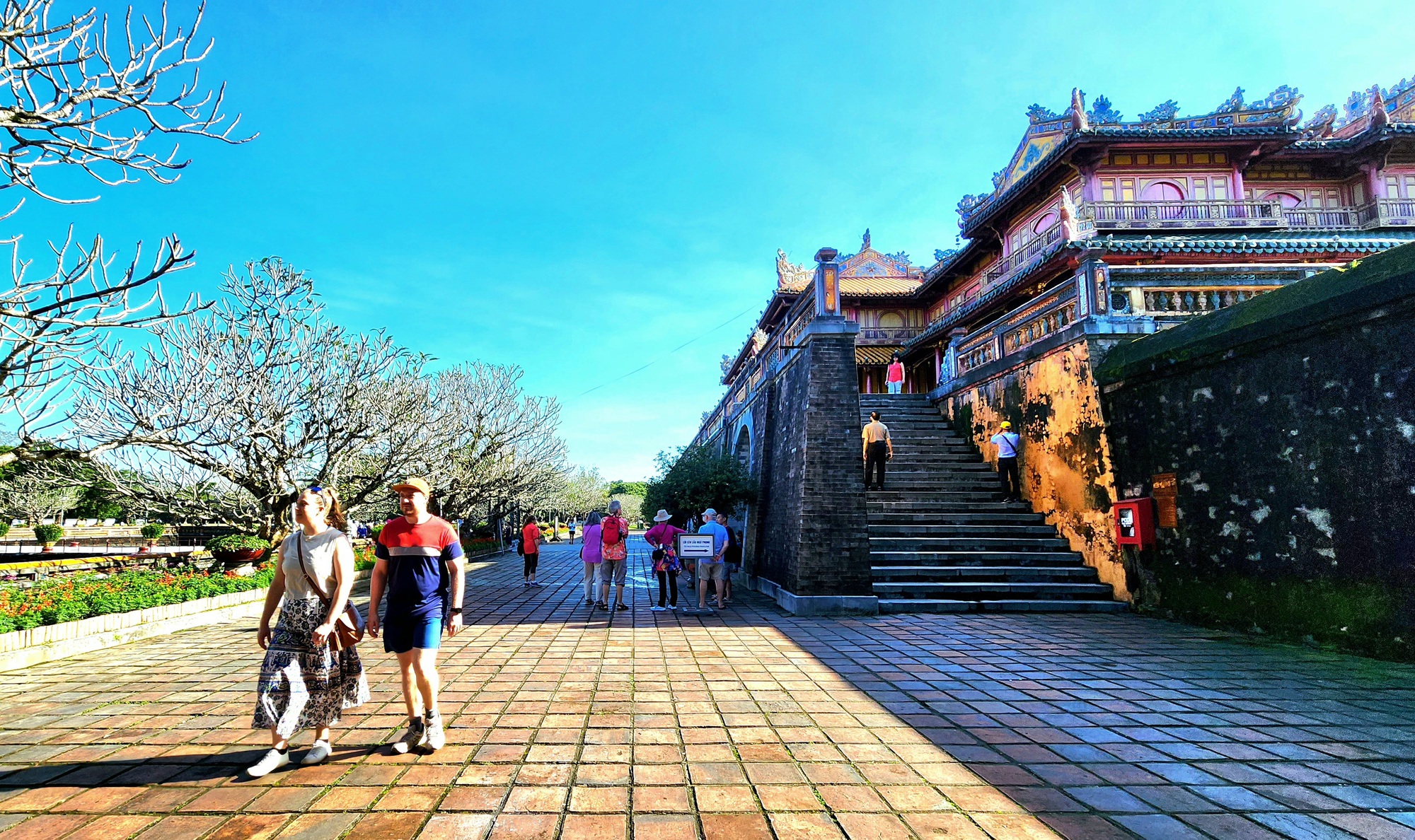 khách du lịch huế - Hình 2