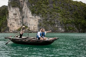 khách tây du lịch việt nam