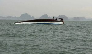 lật tàu du lịch trên vịnh hạ long