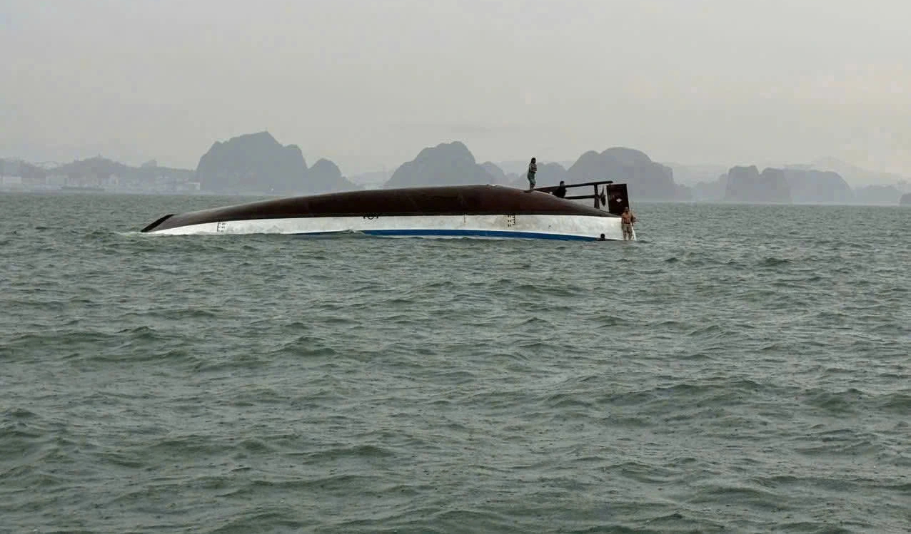 lật tàu du lịch trên vịnh hạ long - Hình 1