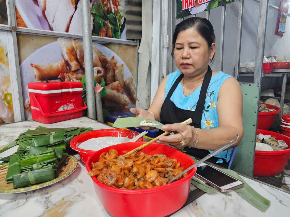 quán ăn ở dưới chân núi - Hình 2