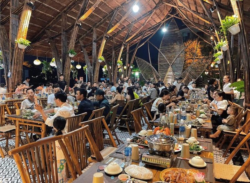 quán ăn ở dưới chân núi - Hình 3