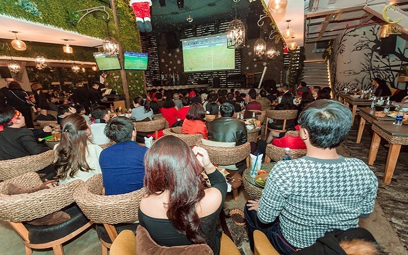 quán ăn ở quận 7 có thể xem đá banh - Hình 2