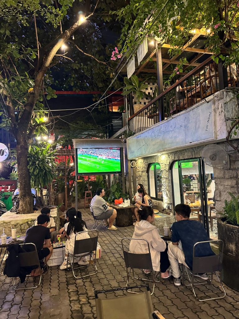 quán ăn ở quận 7 có thể xem đá banh - Hình 3