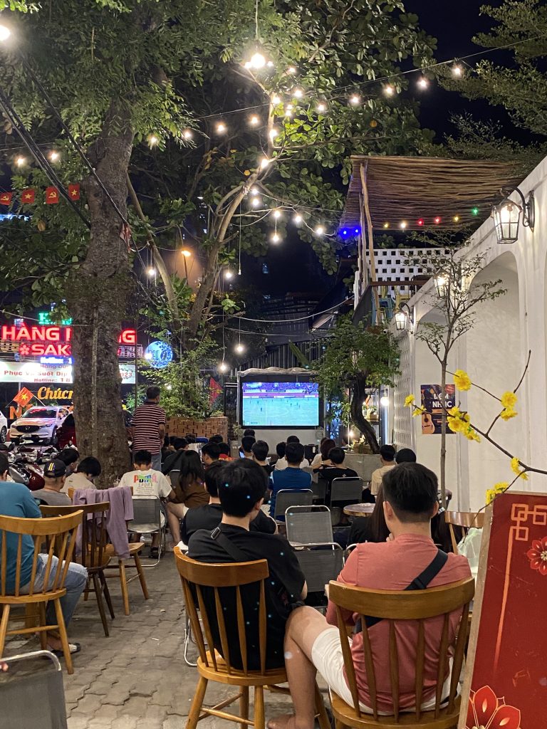 quán ăn ở quận 7 có thể xem đá banh - Hình 1