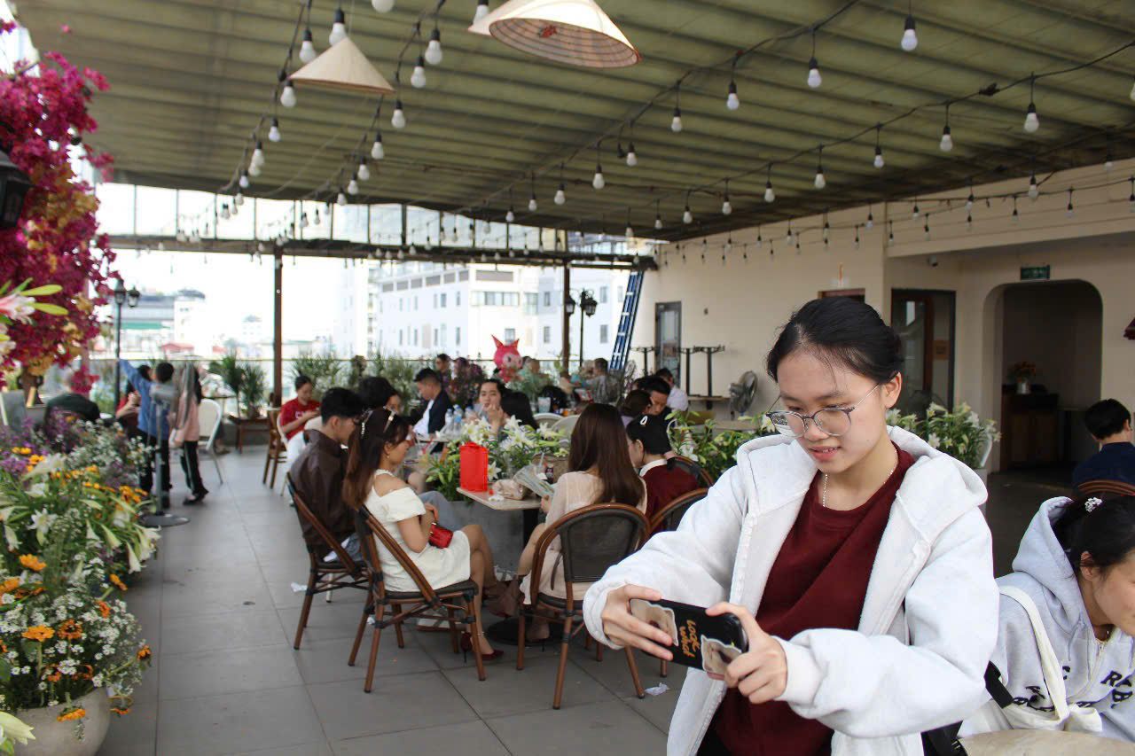 quán ăn ở tòa nhà hàm cá mập - Hình 3