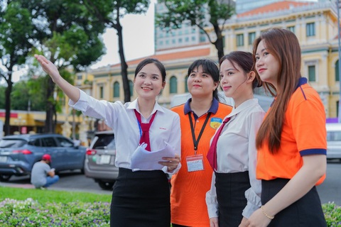 sinh viên du lịch - Hình 1