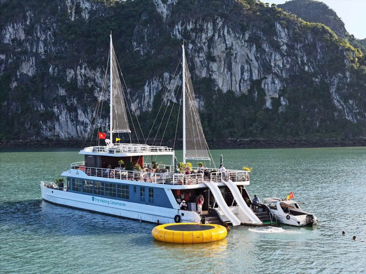 tàu du lịch cát bà - Hình 4