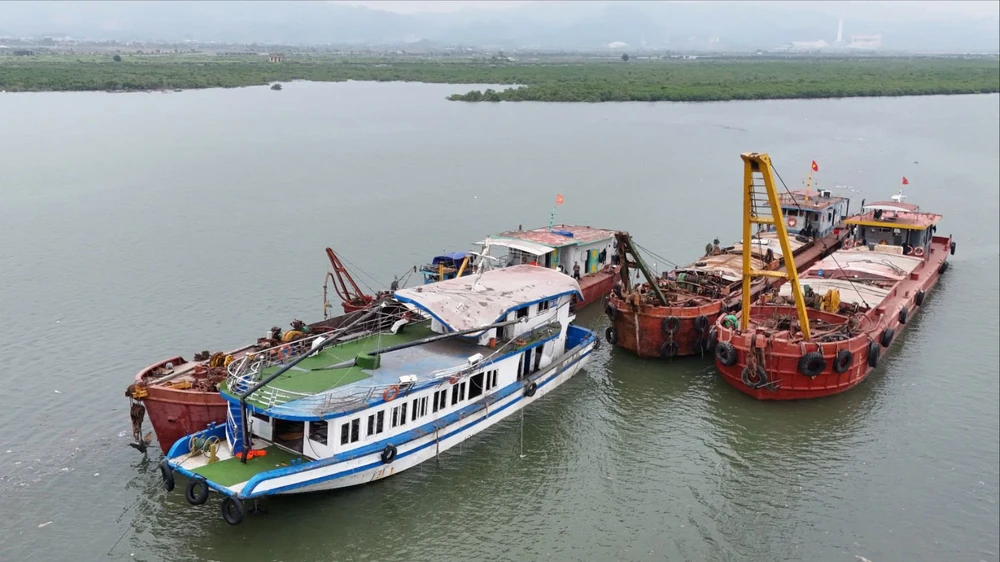 tàu du lịch qn 7105 - Hình 1