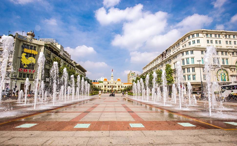 Các phố gần phố đi bộ Nguyễn Huệ - Hình 4