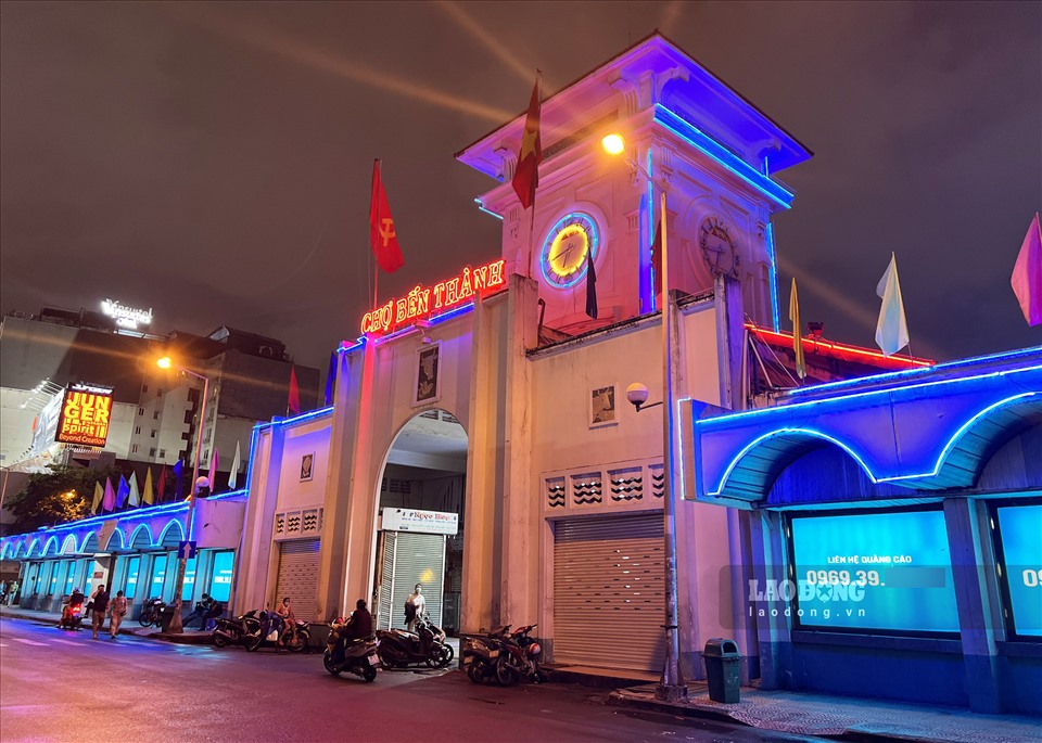 Chợ Bến Thành về đêm - Hình 5